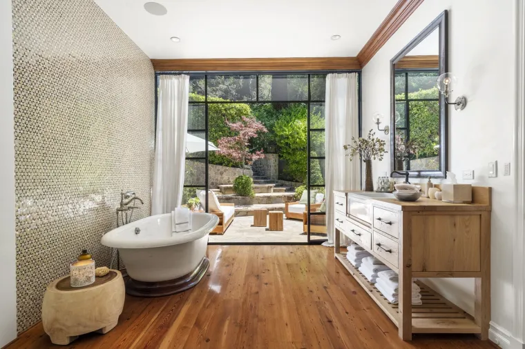 JLo je poznata po svom glamuroznom stilu koji se odražava u elegantnom interijeru s mnogo zlatnih detalja i luksuznih materijala.
