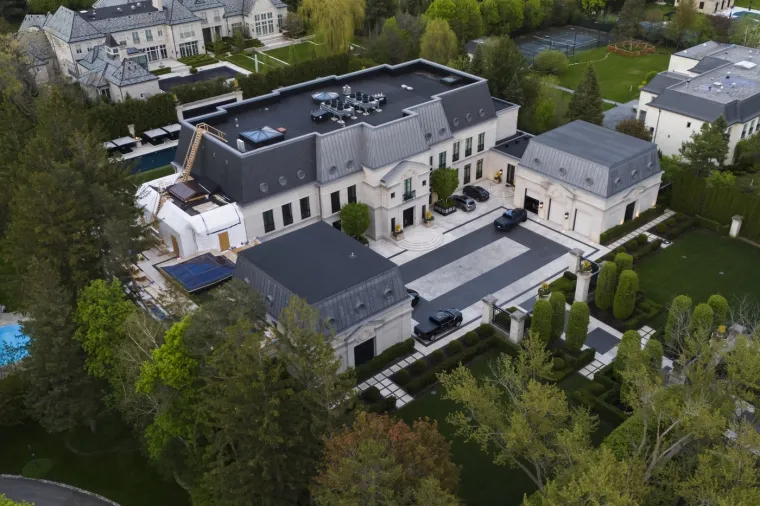 Unutra&scaron;njost uključuje NBA regulacijski ko&scaron;arka&scaron;ki teren, luksuznu spa oazu i impresivnu kolekciju umjetnina.
