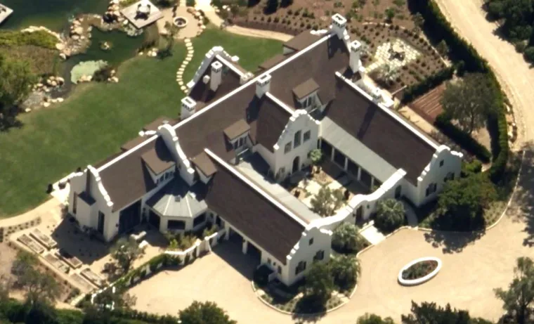 Poznata TV voditeljica Ellen DeGeneres i njezina supruga Portia de Rossi poznate su po kupovini i renoviranju luksuznih nekretnina.
