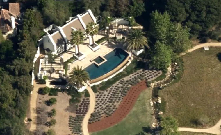 Imanje uključuje glavnu kuću, nekoliko gostinskih kuća, konju&scaron;nice i prostrane vrtove. Ellen je poznata po svom eklektičnom stilu uređenja koji kombinira vintage komade s modernim elementima, stvarajući jedinstvene i udobne prostore.
