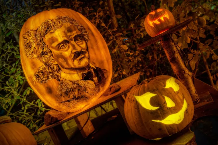 Samhain je označavao kraj žetve i početak duge, hladne zime. Kelti su vjerovali da se tijekom ove noći granica između svijeta živih i mrtvih zamagljuje, omogućujući duhovima da prijeđu u svijet živih.
