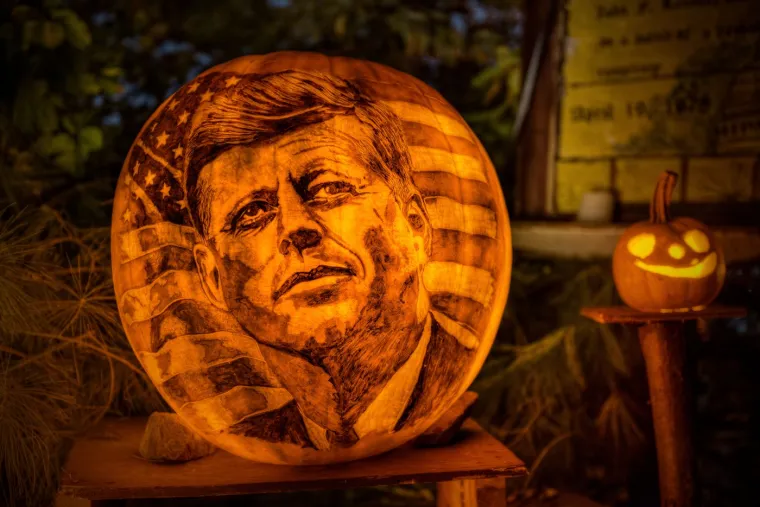 Običaj rezbarenja bundeva, poznat kao jack-o&apos;-lantern, također je došao iz Irske.