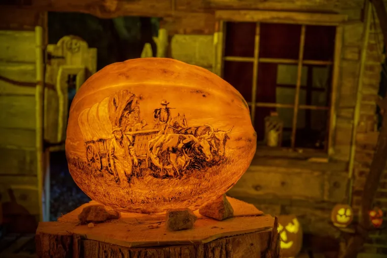 Od jednostavnih lica s urezanim osmijesima do kompleksnih motiva koji prikazuju detalje iz svijeta prirode, mitologije ili popularne kulture.