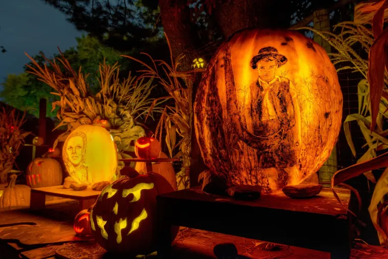 Koriste se svrdla, specijalni noževi, pa čak i alati za fino oblikovanje drveta kako bi se na povr&scaron;ini bundeve stvorile zamr&scaron;ene slike, likovi i scene. 