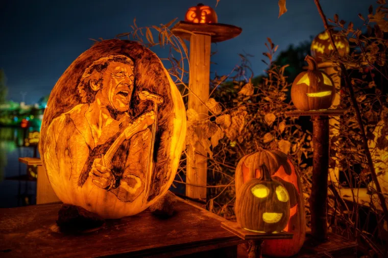 Unutar bundeve postavlja se svijeća, čije svjetlo, prolazeći kroz pažljivo oblikovane rupe i proreze, stvara posebnu atmosferu.