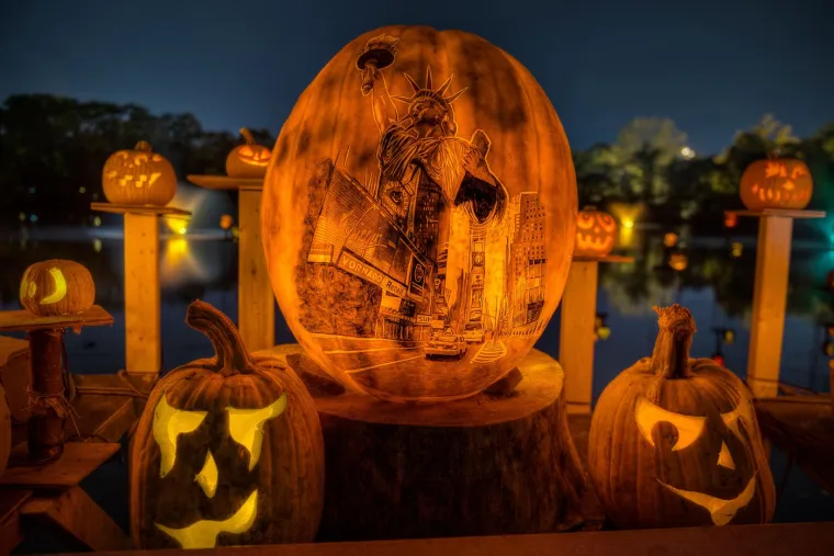 Osim bundeva tu su i jo&scaron; neki simboli: vje&scaron;tice, duhovi, crne mačke, &scaron;i&scaron;mi&scaron;i, kosturi i lubanje te pauci i paukove mreže.