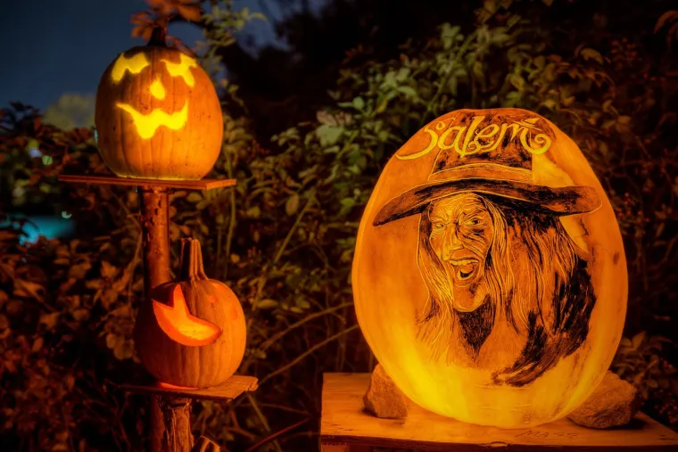 Danas se Halloween slavi na različite načine diljem svijeta, tako u Sjedinjenim Američkim Državama, djeca se oblače u kostime i idu od vrata do vrata tražeći slatki&scaron;e, &scaron;to je poznato kao "trick-or-treating". Odrasli često organiziraju zabave s temom Halloweena, gdje se gosti također maskiraju.