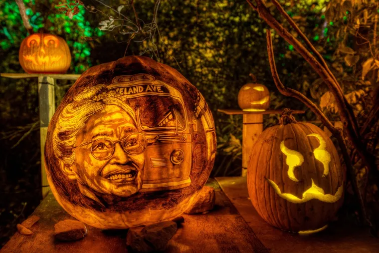 Ukra&scaron;avanje kuća i dvori&scaron;ta stra&scaron;nim dekoracijama postalo je popularno, a mnogi ljudi provode tjedne u njihovom osmi&scaron;ljavanju i pripremanju.