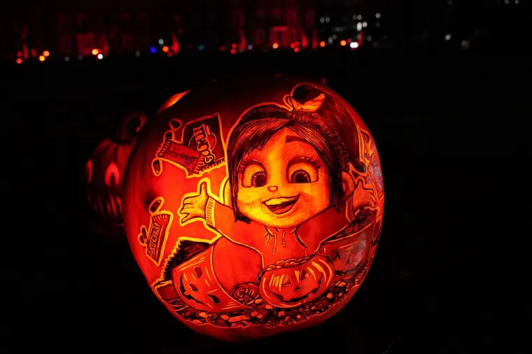 Neki religiozni krugovi kritiziraju praznik zbog njegovih poganskih korijena i percepcije da se slavi zlo i okultno.