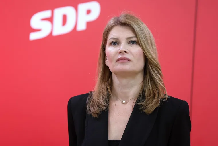 Glasovac je istaknuta kao jedna od rijetkih političarki koja se dosljedno zalaže za kvalitetniji obrazovni sustav, prilagođen potrebama učenika, nastavnika i šire društvene zajednice.