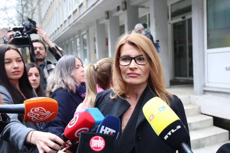 Na pitanje koliko vremena provodi za osmišljanje outfita i spremanje za posao, imala je jasan odgovor. 

&quot;Zaista ne puno, u našem poslu to zapravo nije primarno. Ali to nekako dođe prirodno, brzinski, u 10 minuta da sam spremna. Treba biti uredan, čist, ne odvlačiti previše pažnje svojim odijevanjem. Odijevanje je zapravo jedna igra kojom možete poslati određene poruke i spojiti svoju kreativnost i karakter. Ne pridajem tome toliku pažnju, ali moda, kao i neke druge stvari, čini svijet ljepšim&quot;, rekla je jednom prilikom za Story.