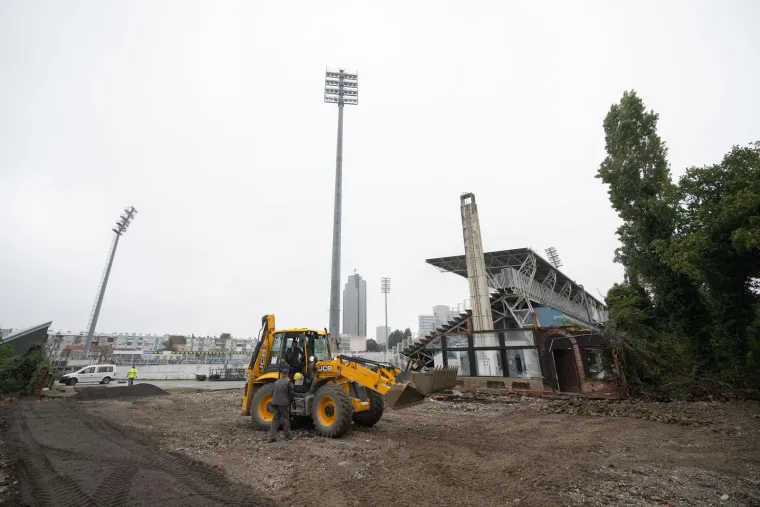 Bageri su prisutni, dojam je kao da je stadion u procesu izgradnje, ali to je samo &apos;predstava&apos; za javnost. 