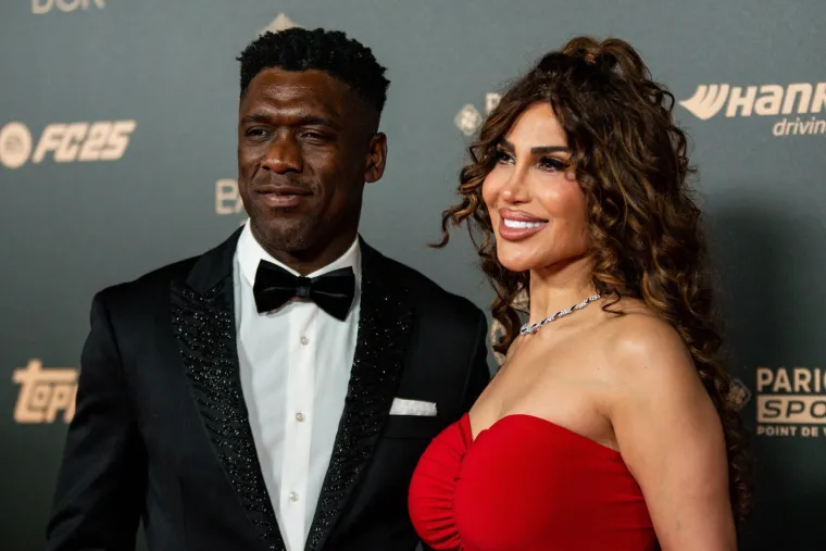 Čovjek s dvije plinske boce u nogama, Clarence Seedorf. Legendarni Nizozemac pojavio se na dodijeli sa boljom polovicom.