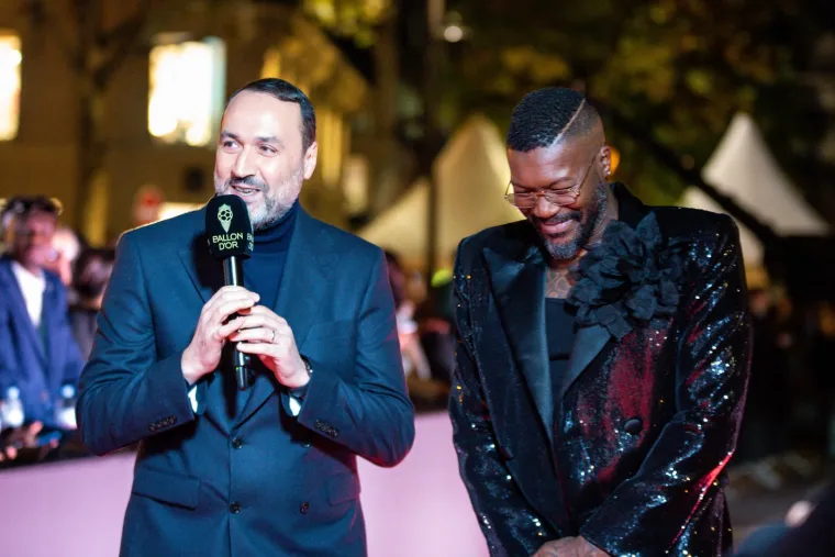 E ovo smo čekali! Na dodijeli se pojavio francuski ikona i nekadašnji napadač Liverpoola Djibril Cisse koji je bi poznat po svojim neobičnim frizurama.