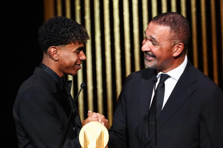 Gullit je imao tu čast dati nagradu Yamalu za najboljeg mladog igrača