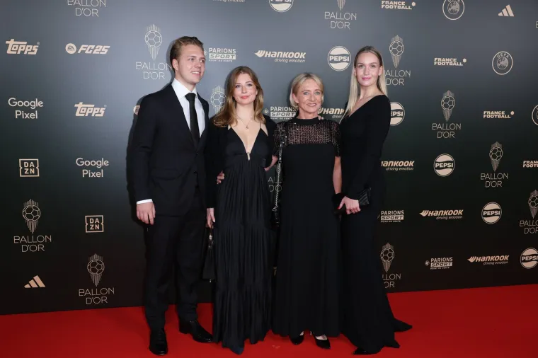 Bilo je ovo večer odavanja počasti i preminulom Franzu Beckenbaueru. Stoga je do&scaron;la i ceija obitelj legendarnog Kaisera