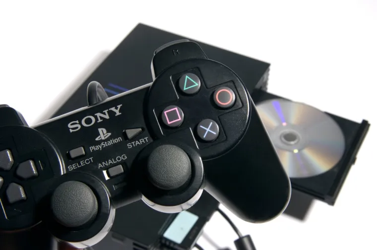 2. PlayStation 2: PlayStation 2 pojavio se na policama 2000. godine i odmah je postao hit, s igrama Kingdom Hearts i Final Fantasy X ušao je u brojne domove velikom brzinom. 