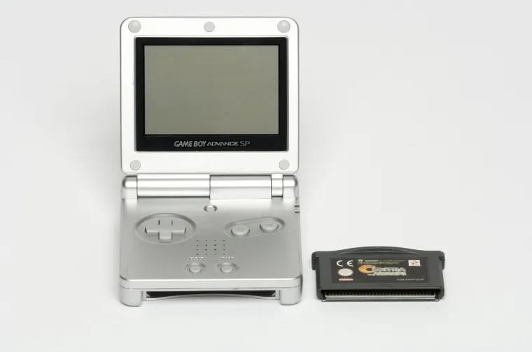 4. Game Boy Advance: Nintendo Gameboy napravio je revoluciju u igricama 90-ih, ali Advance konzola podigla je stvari na viši nivo kada je lansirana 2001 godine. Ovaj je model jako brzo postao popularan zbog preklopnog zaslona i punjive baterije, te impresivne zbirke igara. 