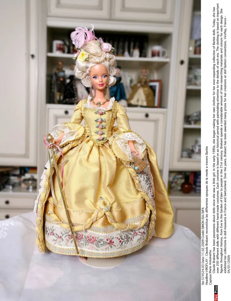 8. Marie Antoinette Barbie: Ako imate bilo kakvo posebno izdanje Barbie koje stoji kod kuće u kutiji za igračke iz 2000-tih, trebali biste provjeriti njezinu vrijednost. Barbie Marie Antoinette, proizvedena 2003. godine kao dio serije Women In Royalty (u kojoj je također bila i Barbie kraljice Elizabete I.), mogla bi vam potencijalno donijeti lijepu svotu novca.