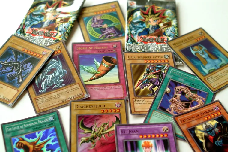 9. Yu-Gi-Oh karte: Popularna manga serija Yu-Gi-Oh pojavila se u japanskom časopisu Shonen Jump između 1996. i 2004. godine, usredotočena na Yugija Mutoua, dječaka s afinitetom prema igrama, koji rje&scaron;ava drevnu Milenijsku zagonetku.