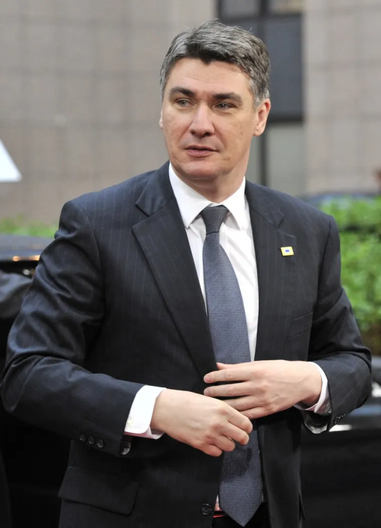 Zavr&scaron;io je Centar za upravu i pravosuđe, dana&scaron;nju 1. gimnaziju, a diplomirao na Pravnom fakultetu kao izvrstan student. 