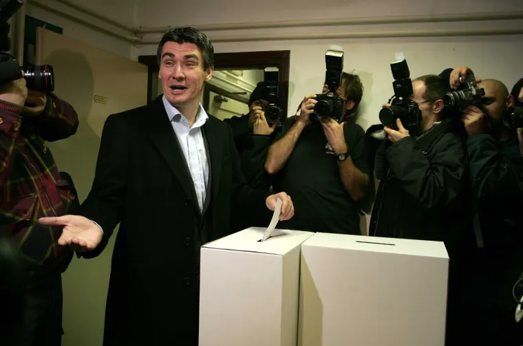 Predsjednik SDP-a Zoran Milanović na biračkom mjestu na parlamentarnim izborima 2007. godine