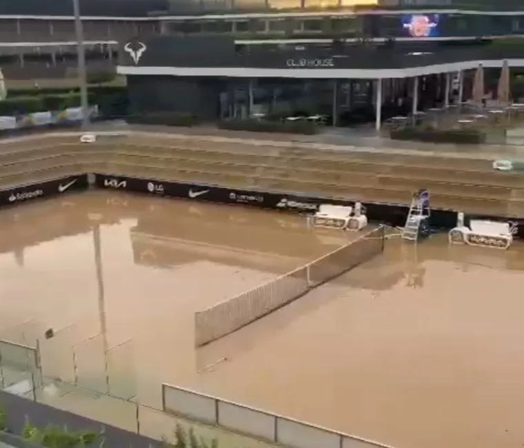 Na terenima u Manacoru je zabilježeno oko 175 litara kiše po kvadratnom metru što je nanijelo ogromne probleme slavnom španjolskom tenisaču. 