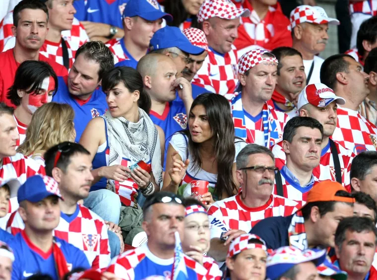 08.06.2008., Beč, Austrija - Euro 2008, skupina B, Hrvatska - Austrija 1-0. Hrvatska je bila u skupini s reprezentacijama Austije, Njemačke i Poljske. Simona Fistrić, Jelena &Scaron;imić i Zoran Milanović uhvaćeni su fotoobjektivom fotoreportera Pixsella Sanjina Strukića. 