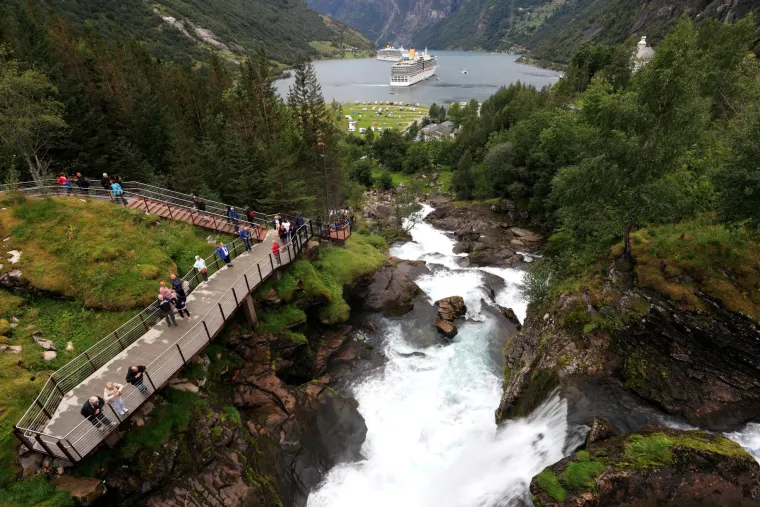 NORVEŠKI FJORDOVI -  jedinstvena su prirodna čuda koja privlače posjetitelje iz cijelog svijeta svojom zadivljujućom ljepotom. Nastali su tijekom ledenog doba, kada su glečeri oblikovali duboke morske zaljeve okružene strmim planinskim liticama i zelenim padinama. Najpoznatiji među njima, poput Geirangerfjorda i Nærøyfjorda, upisani su na UNESCO-ov popis svjetske baštine zbog svoje nevjerojatne prirodne vrijednosti. Plavetnilo fjordova, dramatični vodopadi i mir koji pružaju čine ih idealnim mjestima za istraživanje i bijeg od užurbane svakodnevice.