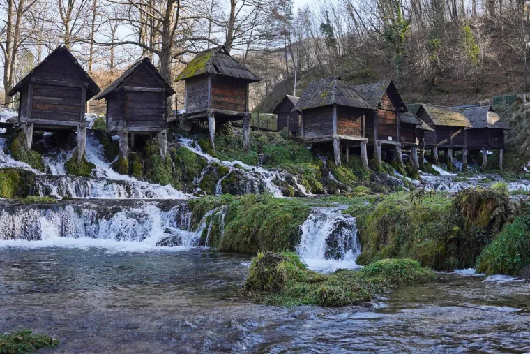 JAJCE - Grad je s bogatom poviješću i prirodnim ljepotama smješten u srcu Bosne i Hercegovine. Njegov najpoznatiji simbol je spektakularni vodopad na rijeci Plivi, gdje voda teće s visine od 22 metra, tvoreći slikovit prizor u centru grada. Jajce je povijesno značajno kao mjesto gdje je održano posljednje zasjedanje AVNOJ-a 1943. godine, čime je grad upisan u povijest kao simbol antifašističkog otpora. Osim povijesnih znamenitosti, Jajce privlači turiste i svojim Plivskim jezerima, koja su idealna za rekreaciju i uživanje u prirodi, čineći ga omiljenim izletištem.