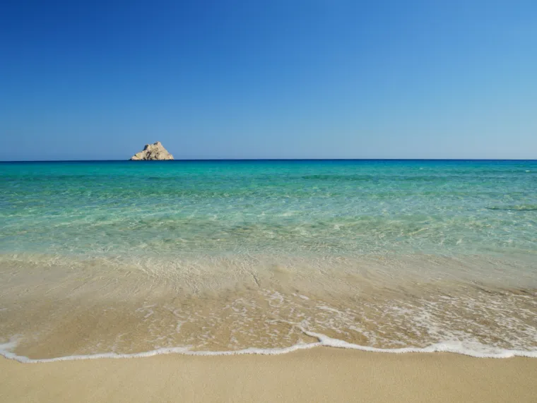 PLAŽA XEROCAMBOS (GRČKA) - Pravi je skriveni dragulj za ljubitelje prirode i mirnih krajolika. Smještena na jugoistočnoj obali otoka Krete u Grčkoj, daleko od gužvi i masovnog turizma, ova plaža očarava kristalno čistim morem tirkiznih nijansi i mekanim zlatnim pijeskom. Ova plaža nudi poseban, gotovo pustinjski ugođaj, a u njenoj blizini se nalazi i nekoliko prirodnih laguna i skrivenih uvala, savršenih za istraživanje.