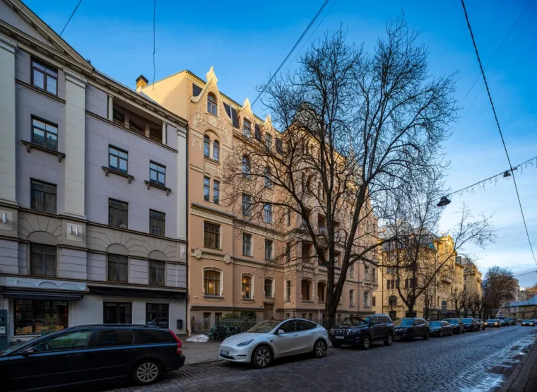 ULICA ALBERTA (LATVIJA) - Jedno je od najpoznatijih i najvažnijih mjesta za ljubitelje arhitekture, posebice secesije. Smještena u srcu latvijske prijestolnice, ova ulica dugačka svega nekoliko stotina metara predstavlja pravi muzej na otvorenom, s nizom impresivnih zgrada izgrađenih početkom 20. stoljeća. Svaka zgrada na Alberta ulici jedinstvena je kombinacija ukrasa, figura, reljefa i detalja poput maski i ukrasnih balkona, što je čini remek-djelom secesijske umjetnosti. Radovi arhitekata poput Mihaila Eisensteina ostavili su upečatljiv trag u povijesti Rige, a Ulica Alberta danas je nezaobilazna atrakcija za sve posjetitelje grada.