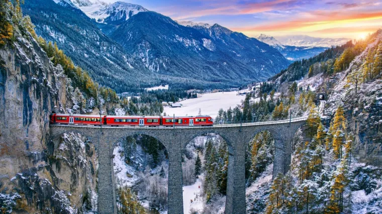 ZERMATT (ŠVICARSKA) - Zermatt je idilično planinsko naselje u Švicarskoj, smješteno u podnožju poznate planine Matterhorn, jednog od najslikovitijih i najprepoznatljivijih vrhova na svijetu. Ovaj šarmantni gradić, koji je potpuno bez automobila kako bi se očuvala čistoća zraka i prirodno okruženje, omiljena je destinacija za ljubitelje planinarenja, skijanja i alpskih pejzaža.
On nudi predivne zimske staze, ali i ljetne aktivnosti poput pješačenja i vožnje biciklom, čineći ga cjelogodišnjim odredištem za avanturiste. Put do Zermatta je također posebno iskustvo – posjetitelji dolaze vlakom Glacier Express, jednim od najpoznatijih panoramskih vlakova, koji prolazi kroz veličanstvene alpske krajolike. S bogatom ponudom luksuznih hotela, tradicionalnih koliba i gastronomskih specijaliteta, Zermatt spaja alpsku tradiciju sa suvremenim luksuzom, čineći ga jednim od najatraktivnijih skijaških i turističkih centara Švicarske.