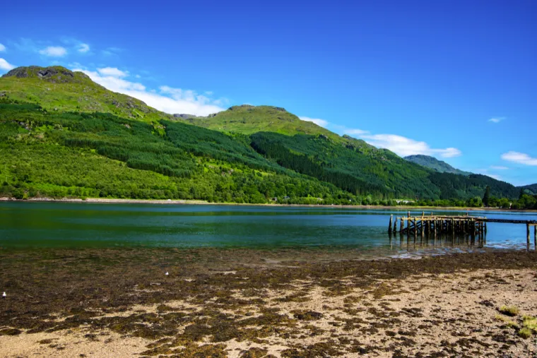 ARROCHAR ALPE (&Scaron;KOTSKA)- Planine koje su smje&scaron;tene na zapadu &Scaron;kotske, u blizini sela Arrochar i poznatog jezera Loch Lomond. Dio su &Scaron;kotskog visočja (Scottish Highlands) i omiljene su među ljubiteljima prirode i planinarenja zbog svojih krajolika i raznolikih staza koje vode kroz bogate &scaron;ume, uz jezera i preko stjenovitih vrhova.
Najpoznatiji vrh u području Arrochar Alpa je Ben Arthur, često nazivan The Cobbler, koji se izdiže na visinu od 884 metra i poznat je po karakterističnom, nazubljenom obliku koji podsjeća na čekić i alat postolara, odakle mu i naziv. Planine su lako dostupne i nude izazov za planinare svih razina, dok istovremeno pružaju zadivljujući pogled na &scaron;kotske doline i jezera. 