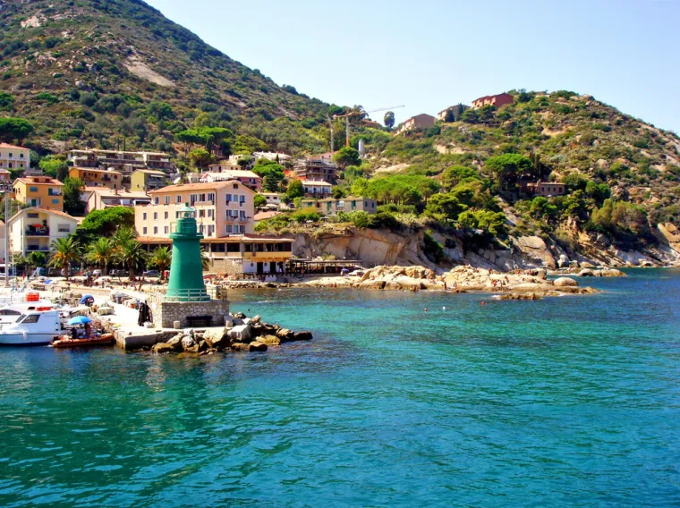 ISOLA DEL GIGILO (ITALIJA)- talijanski otok u Tirenskom moru, smje&scaron;ten blizu obale Toskane. Poznat je po svojim kristalno čistim vodama, pje&scaron;čanim plažama i stjenovitim obalama, popularna je destinacija za ljubitelje ronjenja, jedrenja i opu&scaron;tanja u netaknutoj prirodi. Otok ima tri glavna naselja: Giglio Porto, slikovitu luku koja dočekuje posjetitelje; Giglio Castello, srednjovjekovni gradić smje&scaron;ten na brdu s kamenim zidinama i impresivnim pogledom; te Giglio Campese, gdje se nalazi najveća plaža na otoku.
Također, postao je poznat zbog nesreće broda Costa Concordia 2012. godine, &scaron;to je dodatno skrenulo pažnju na njegovu zajednicu i okoli&scaron;. 