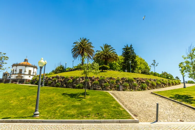 JADIM DO MORRO (PORTUGAL) - Prekrasan park smje&scaron;ten na brežuljku u portugalskom gradu Vila Nova de Gaia, s kojeg se pruža spektakularan pogled na rijeku Douro i povijesni centar Porta. Ovaj zeleni kutak poznat je kao jedno od najboljih mjesta za promatranje zalaska sunca u regiji, privlačeći lokalno stanovni&scaron;tvo i turiste koji dolaze uživati u romantičnoj atmosferi, opu&scaron;tajućoj prirodi i predivnim prizorima mosta Dom Lu&iacute;s I.
Park obiluje palmama, cvijećem i zelenim travnjacima, stvarajući savr&scaron;eno mjesto za piknik, &scaron;etnju ili opu&scaron;tanje uz panoramske prizore Porta i rijeke. Jardim do Morro također je lako dostupan žičarom koja vodi iz obližnje stare četvrti, dodajući dozu avanture posjetiteljima. Tijekom ljetnih mjeseci, park postaje popularno mjesto za okupljanja, koncerte i dru&scaron;tvena događanja na otvorenom.