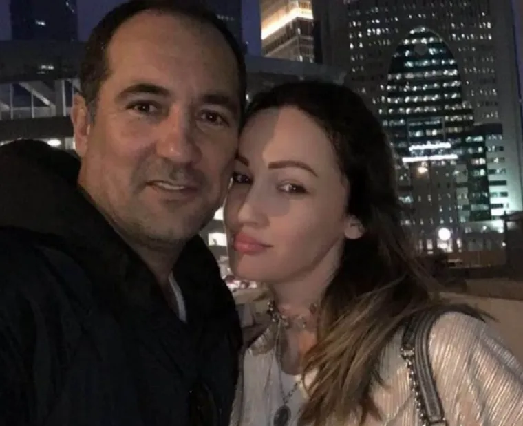 Mediji su se nakon Štimčeva razvoda pisali da su on i Lana bili zajedno dok je još bio oženjen te da ga je zbog toga bivša supruga izbacila iz stana. &quot;Nisam bio dovoljno posvećen obitelji. Vodio sam momački život, a bio sam oženjen i imao sam djecu&quot;, kazao je Štimac svojevremeno za Story. 