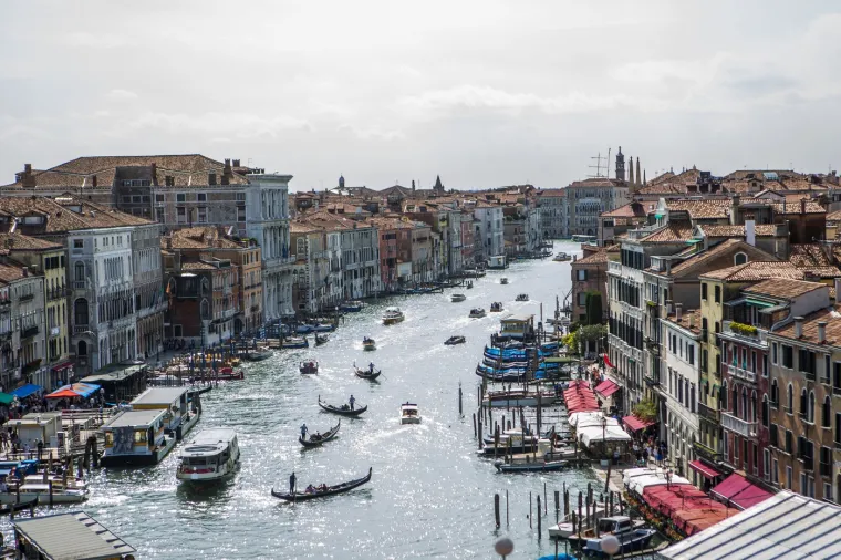 &quot;Ovo ljeto svjedočili smo nizu prosvjeda lokalaca protiv prenapučenosti i visokih cijena zbog turista u europskim popularnim mjestima. Amsterdam pojačava kontrolu nad novim hotelima, a Venecija planira udvostručiti svoju turističku taksu 2025.&quot;, navodi Time Out.