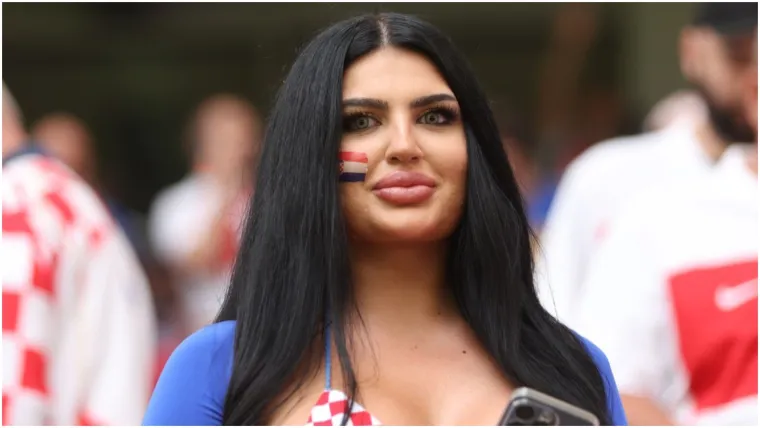 Dok joj neki zamjeraju upotrebu Photoshopa, drugi smatraju da je njezin prirodan izgled jednako privlačan. 