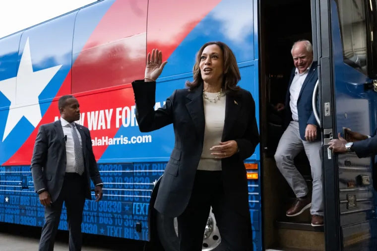 U središtu utrke je sedam ključnih saveznih država, takozvanih &quot;swing states&quot;: Arizona, Georgia, Michigan, Nevada, Sjeverna Karolina, Wisconsin i Pennsylvania. Najtješnja američka predsjednička utrka u nekoliko desetljeća ovisi o tome tko će pridobiti mali broj preostalih neodlučnih birača i tko će uvjeriti svoje pristaše da izađu na izbore. Po anketama, očekuju se da će u izboru kandidata biti velike razlike u rodnim, dobnim i rasnim skupinama birača. Oba predizborna stožera će u završnim danima kampanje potrošiti milijune dolara na oglašavanje, a oba također koriste podršku zvijezda.