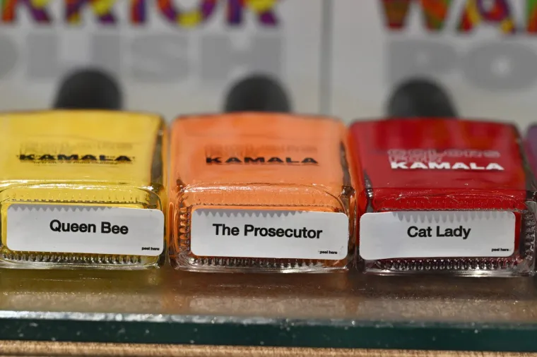 A osim na majci svoga supruga, Kamala je osvanula na brojnim promotivnim materijalima - od majica s popularnom rečenicom iz prija&scaron;nje debate, preko torbica s njezinim likom do lakova za nokte i čokoladica s njezinim sloganom. 