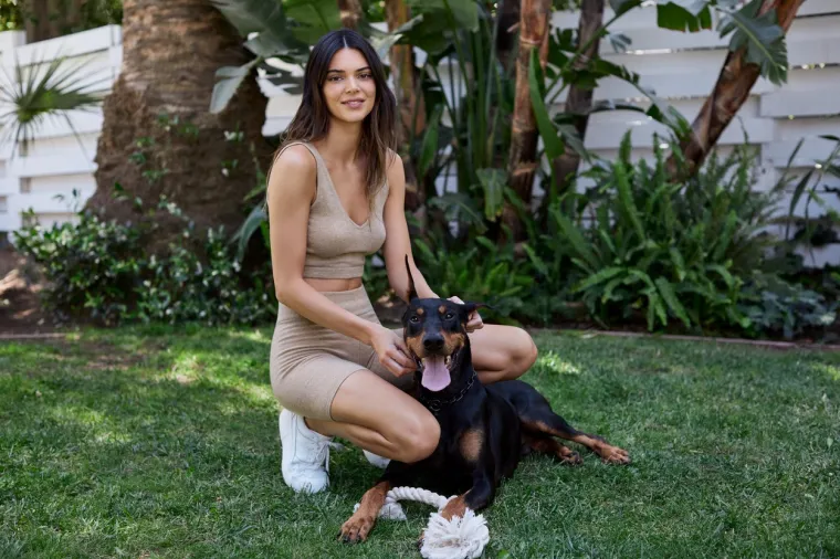 Inače, Kendall često nazivaju najpovučenijom članicom Kardashian-Jenner obitelji jer držeći svoj privatni život podalje od javnosti.