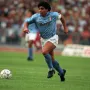 Maradona je rođen 30. listopada 1960. u Lanusu kao peto od osmero djece, no odrastao je u Villa Fioritu, siromašnom dijelu Buenos Airesa. &quot;Kiša je padala više iznutra nego izvana&quot;, rekao je Maradona jednom prilikom o svom prvom domu. U tri sobe, bez tekuće vode, stanovala je cijela obitelj: Diego Sr i Tota, Diego mlađi, njegove četiri starije sestre i tri mlađe braće i sestara.

Njegov izniman talent bio je očit već od malih nogu, a na njegovu karijeru najviše je utjecao ujak Cirilo, nekad vratar malog kluba Corrientes. &quot;Sve, baš sve je mogao napraviti s loptom. Glava ili noga, svejedno. Lopta se jednostavno lijepila za Diega,&quot; kazao je Francisco Cornejo, scout Argentinos Juniorsa, koji je prvi uočio Diegov talent.