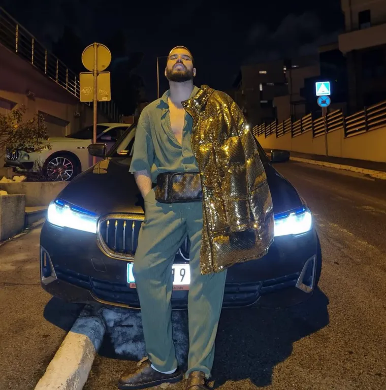 Tko je bahati Adam? Sebe naziva Bogom, ponižava siromašne i troši milijune na krpice