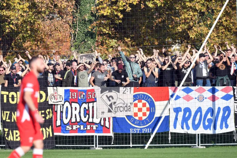 U Bjelovar seu stigli i neki članovi Torcide unatoč dosta ranom terminu utakmice 