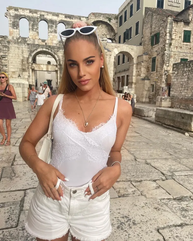 Tekst nam je otkrio da je u pitanju Hrvatica, a njezine fotografije na Instagramu da takva prelijepa doista ulazi u najuži krug za Miss nogometa.