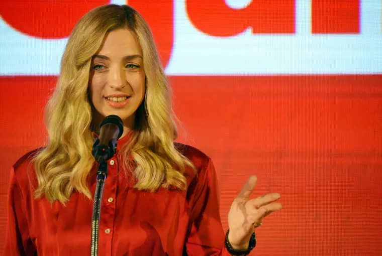 Na parlamentarnim izborima 2020. godine ušla je u Hrvatski sabor kao zastupnica SDP-a tako što je osvojila mandat u VIII. izbornoj jedinici, koja obuhvaća Istarsku i Primorsko-goransku županiju. 