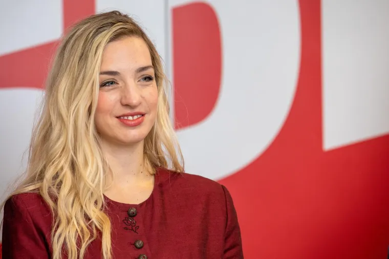 Zahvaljujući tom obrazovanju, fokusira se na ekonomski razvoj i unapređenje socijalne politike.