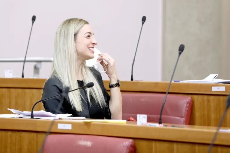 Usprkos prisutnosti u politici, Radolović svoj privatni život drži daleko od očiju javnosti pa detalji o njezinom ljubavnom statusu nisu poznati.