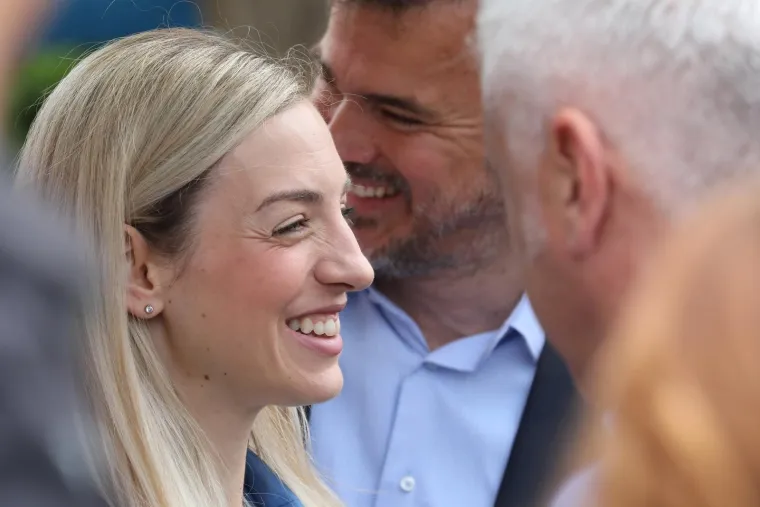 Plavu&scaron;e se bolje zabavljaju? Ova saborska zastupnica na sjednice uvijek dođe s osmijehom